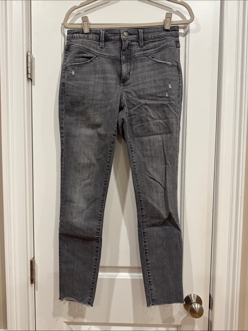 Universal Thread Women's Gray Distressed Skinny Jeans Size 8/29